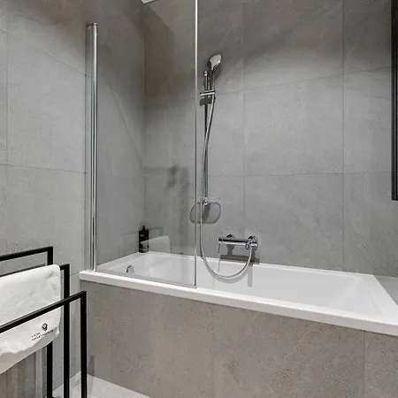 Scala 60e Center Premium With Parking By Lion Apartament *