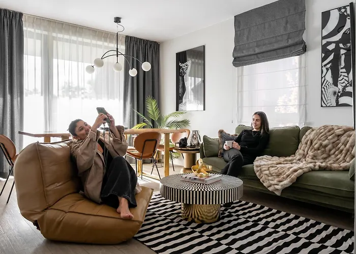 Old Town Scala E With Parking By Lion